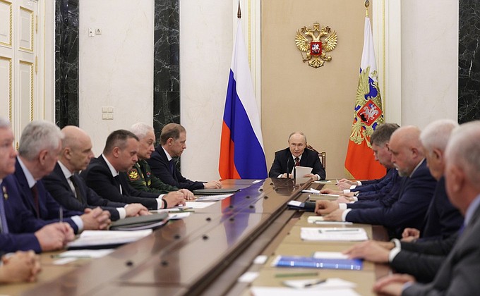 Путин поручил обеспечить стабильные поставки топлива на фоне террористических угроз