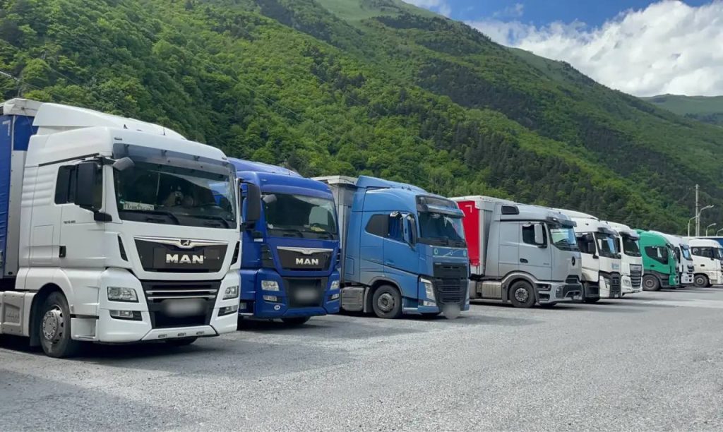 Таможня отметила рост грузопотока через Верхний Ларс