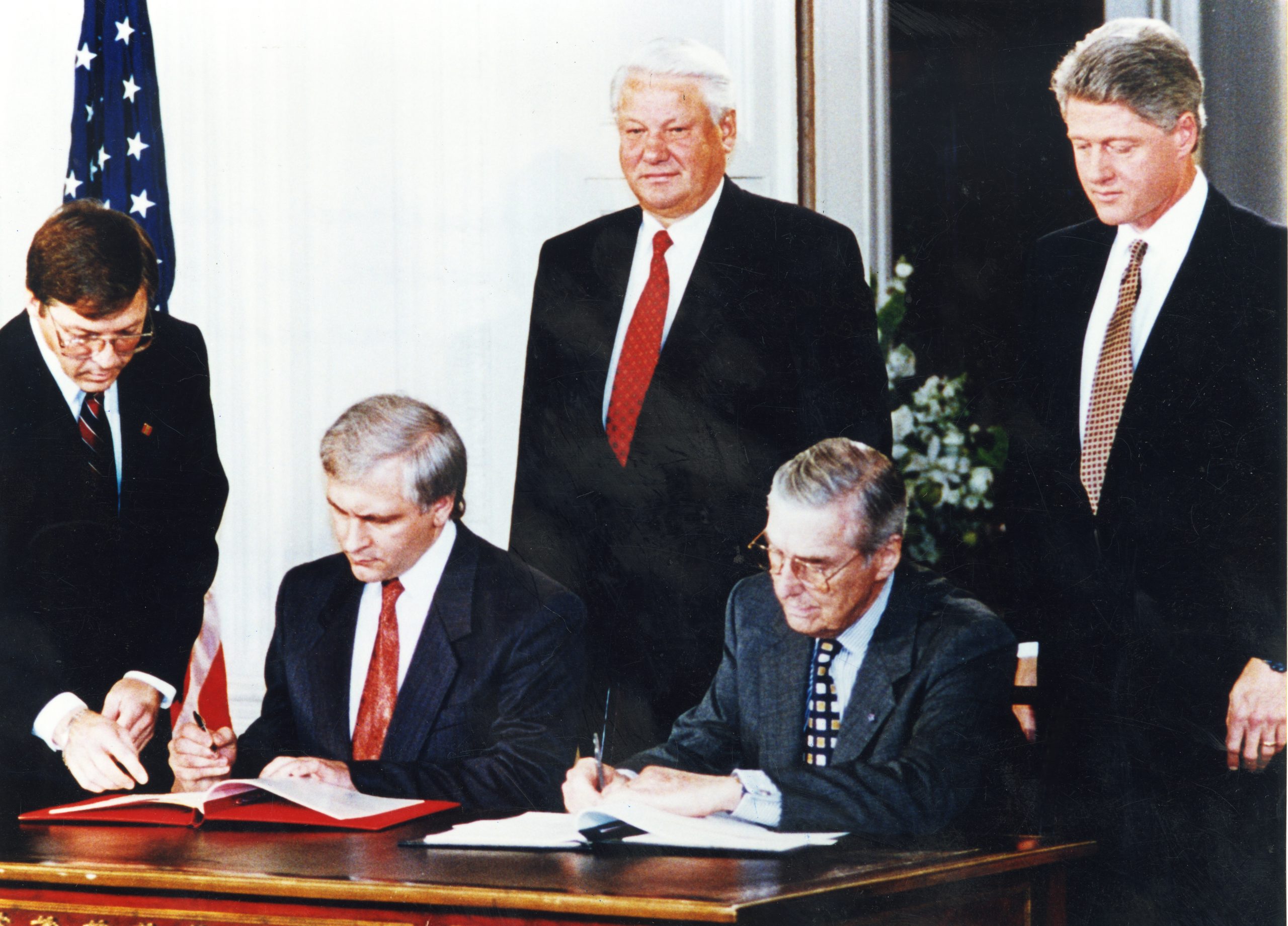 29 сентября 1994 года в Вашингтоне в присутствии Президента РФ Б.Н. Ельцина и Президента США Б.Клинтона состоялось подписание российско-американского Соглашения о сотрудничестве в таможенной сфере.